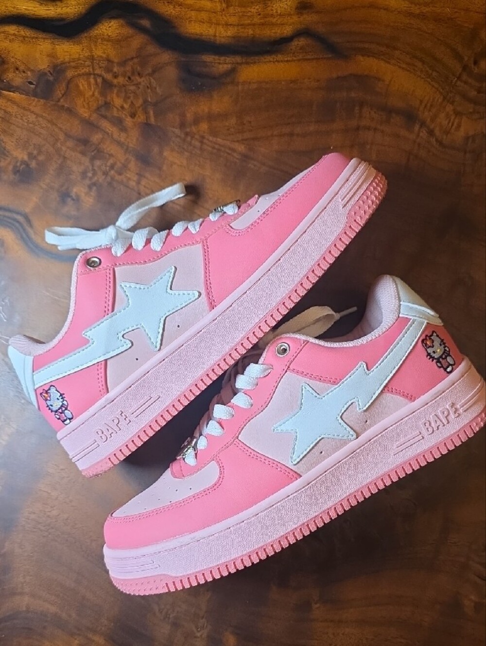 BAPE HELLO KITTY COLABORATION STREET FASHION COLLECTABLE POP ART SNEAKER HEAD 🩷